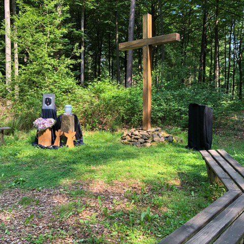 Trauerredner Matthias Köhler im Schlitzerländer Waldfriedhof beim Kreuz mit Rednerpult